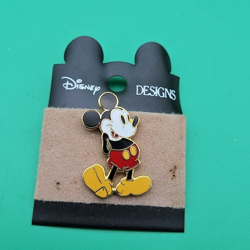 Disney Designs Mickey Mouse Pin Old School Retro Style Brand New - Picture 1 of 4